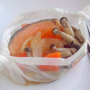 鮭と野菜のレンジ包み蒸し